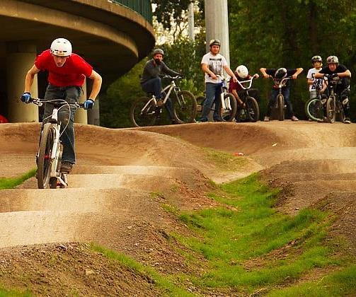DLACZEGO WARTO INWESTOWAĆ W PUMPTRACKI - ASPEKTY SPOŁECZNE Według badań GUS w roku 2012 najpopularniejszą aktywnością sportowo - rekreacyjną wśród Polaków była jazda na rowerze, co zadeklarowało aż