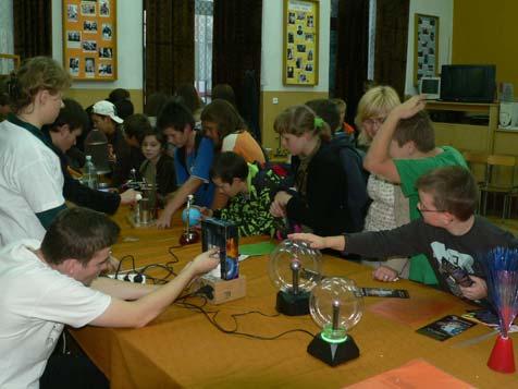 Nad organizacją poszczególnych działów czuwali: Beata Chumińska (biologia), Irena Jodłowska i Renata Żywiec (matematyka), Wiesław Rejkowicz (fizyka), Tadeusz Sypek (astronomia) i Mirosław Ilków