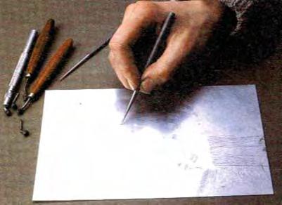 ARTYSTYCZNE TECHNIKI GRAFICZNE płyty, pozostawia rowek oraz wystający wiórek metalowy, zatrzymujące farbę. Tak powstały rysunek daje efekt tak zwanego dymka obok głównej kreski.