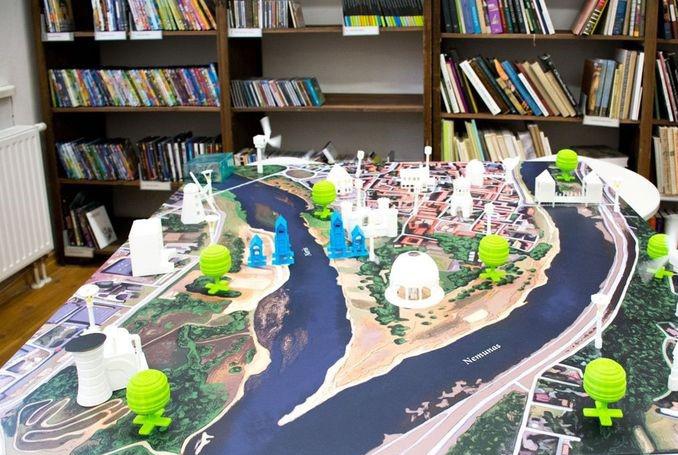 Mejkerski projekt dla młodzieży Biblioteki Publicznej w Kownie (Litwa), w ramach którego uczestnicy zajęć projektowali makietę swojego miasta składającą się z wydrukowanych w 3D miniaturek budynków