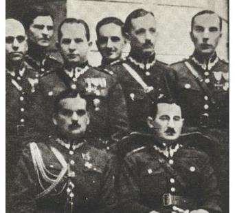 Urodzony 21 marca 1898 roku w Warszawie. Po zdaniu matury w Szkole Handlowej Zgromadzenia Kupców miasta Warszawy (1915) rozpoczął studia na utworzonej w tym samym roku Politechnice Warszawskiej.