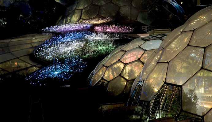 Fig. 15. Illumination of the Eden Project designed by Bruce Munro, phot. M. Pickthall Iluminacja Projektu Eden autorstwa Bruce Munro, fot. M. Pickthall From here to the bus stop located at the entrance the visitors can take internal communication buses.