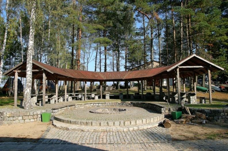 Ośrodek Ośrodek Wypoczynkowy Kusy Dwór położony jest na obrzeżach Czaplinka w bardzo spokojnej dzielnicy nad samym jeziorem Drawskim.