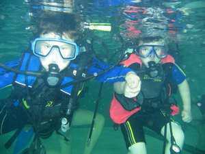 Junior Open Water Diver muszą mieć ukończone 10 lat przed przystąpieniem do kursu. Certyfikat Junior Open Water Diver pozwala na nurkowanie w towarzystwie certyfikowanego pełnoletniego nurka.
