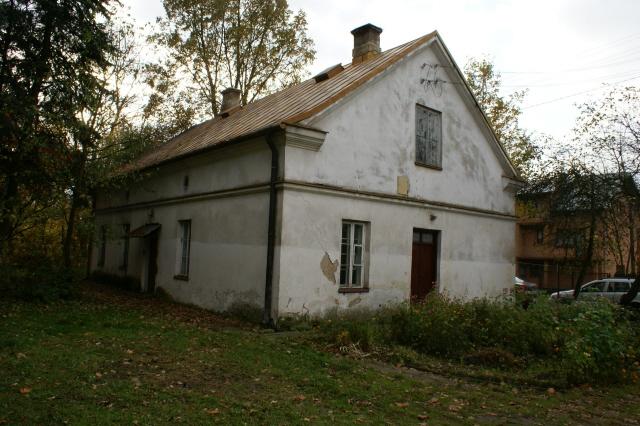 Fot. 1. Budynek administracyjny. Widok elewacji północnej i wschodniej 5. Opis elementów budowlanych 5.1. Fundamenty Fundamenty ławowe, murowane z cegły pełnej na zaprawie wapiennej prawdopodobnie z dodatkami hydraulicznymi, bez odsadzek.