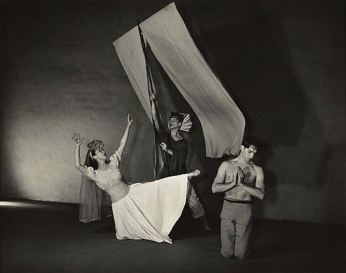 12 Egzamin maturalny z wiedzy o tańcu Zadanie 9. (4 pkt) Na ilustracjach przedstawiono zdjęcie z premiery dzieła tanecznego, która miała miejsce 11 sierpnia 1940 roku.