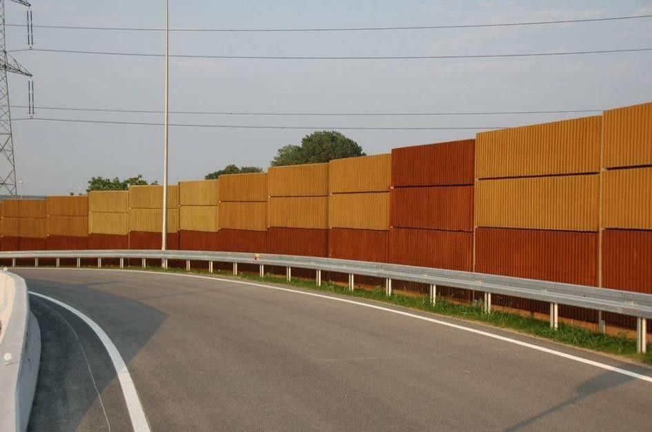 Ekrany akustyczne odbijające mogą być zbudowane ze szkła, paneli z tworzywa sztucznego, drewnianych desek, stalowych kaset pełnych lub betonu.