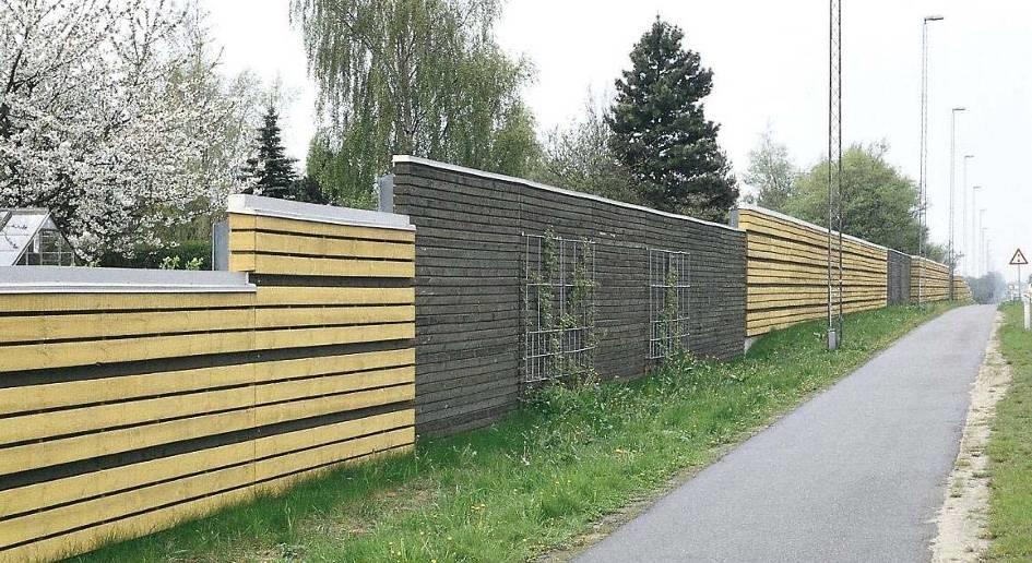 Fale akustyczne docierające do ekranu odbijającego ulegają niemal całkowitemu odbiciu.