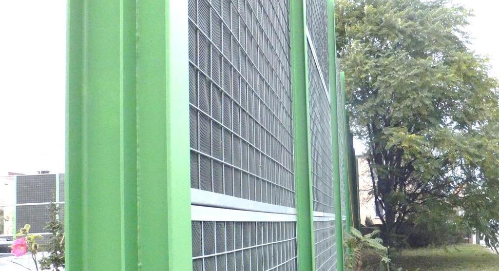 będącym w strukturze ekranu. Ekrany pochłaniające mogą być zbudowane z trocinobetonu lub kaset stalowych perforowanych wypełnionych materiałem o wysokim współczynniku pochłaniania dźwięku, np.