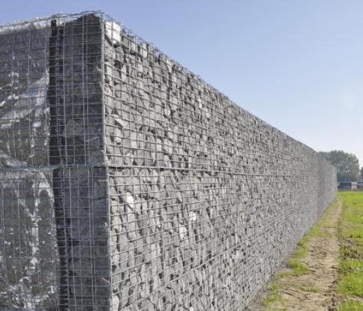 strony źródła hałasu. Rys. 16. Ekran akustyczny zbudowany z gabionów porośniętych roślinnością (Soundblock, Betafence: https://www.betafence.