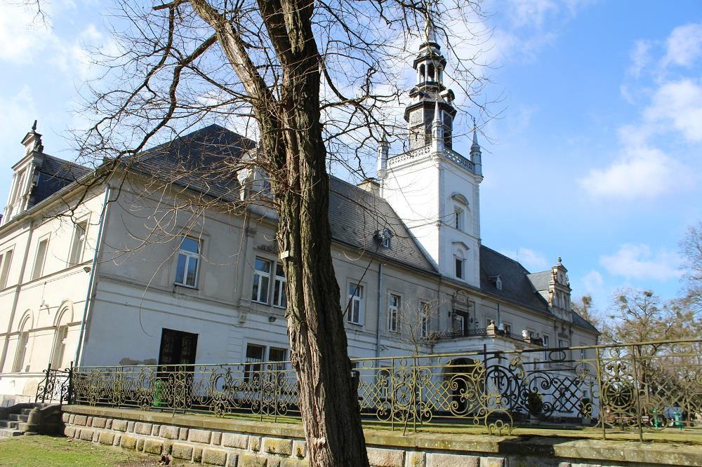 Zespół usytuowany jest w południowo-wschodniej części wsi, a główny dojazd prowadzi od północnego zachodu ul. Pocztową.