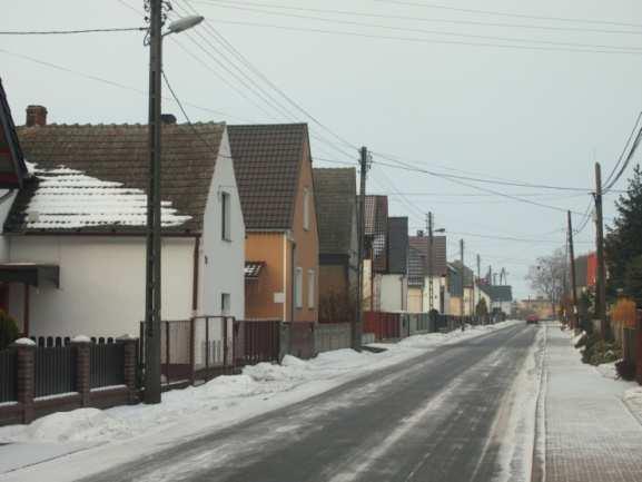 Zewnętrzną linię panoramę wsi współtworzą okazałe stodoły, zanikające wraz ze zmniejszającą się rolą rolnictwa. Najważniejszym plac znajduje się na skrzyżowaniu ul.
