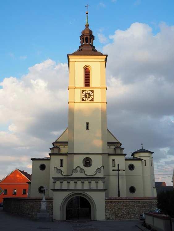 Kujawy, kościół par. pw. św. Trójcy, nr rej. 558/59 z 24.02.1959, 842/64 z 7.05.1964, 586/59 z 12.10.1959 oraz brama dzwonnica przy kościele 559/59 z 24.02.1959 Wybudowany został w ok. 1583 r.