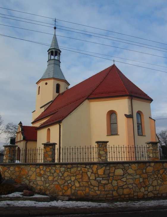 Otoczony jest kamiennym murem z bramkami, zachodnia renesansowa, zakończona grzebieniową attyką. Murowany z kamienia, tynkowany.
