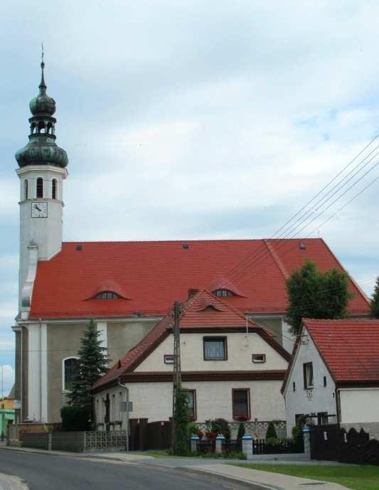 Nad prezbiterium rozpięte jest sklepienie krzyżowe, w pozostałych pomieszczeniach sufity z fasetą. Kościół oraz wyposażenie o cechach neobarokowych. Podziały elewacji ramowe, okna zamknięte łukiem.