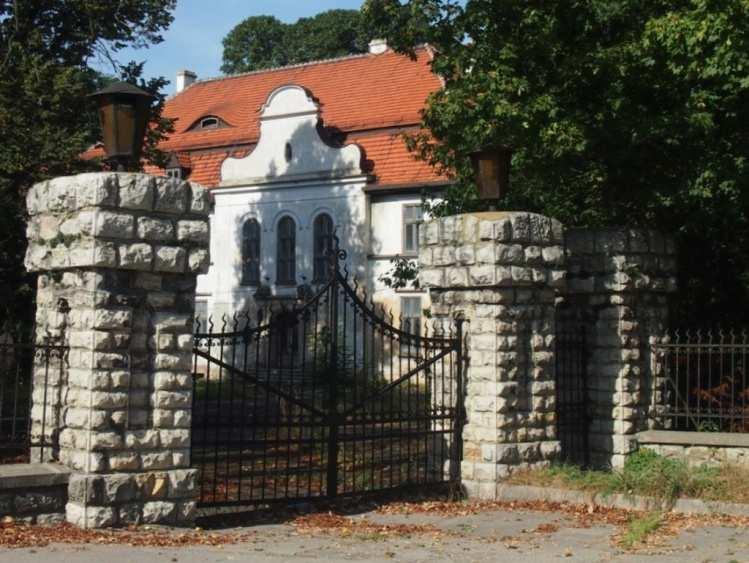 park przebudowano w związku z budową nowego zespołu pałacowego i prawdopodobnie w tym czasie uzyskał charakter założenia krajobrazowego. Po 1900 r.