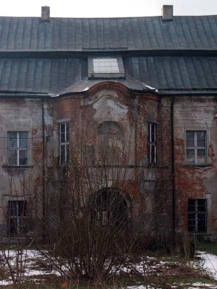W przejazdowej sieni sześć filarów z gzymsami, podpierających sklepienie krzyżowe. Przy schodach kamienne, ażurowe balustrady. Budynek jest stopniowo remontowany, jednak m.in.