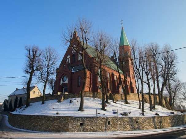 Spośród obiektów ujętych w Gminnej Ewidencji Zabytków na wyróżnienie zasługują m.in. kościół par. pw.