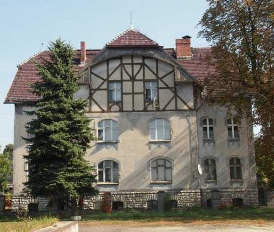 wysokości ścian bocznych budynku i zmiana kąta nachylenia połaci dachowych, wysunięcie okapu daleko przed elewacje budynku, wprowadzanie rozmaitych facjatek i wybudówek), zmiana wielkości otworów