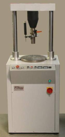 Precyzyjny czujnik przemieszczenia 50x0,01 mm Interfejs RS 232 do podłączenia komputera Trzpienie przedłużające 50 i 122 mm Stolik badawczy Ø280 mm Oprogramowanie do archiwizacji danych Prędkość