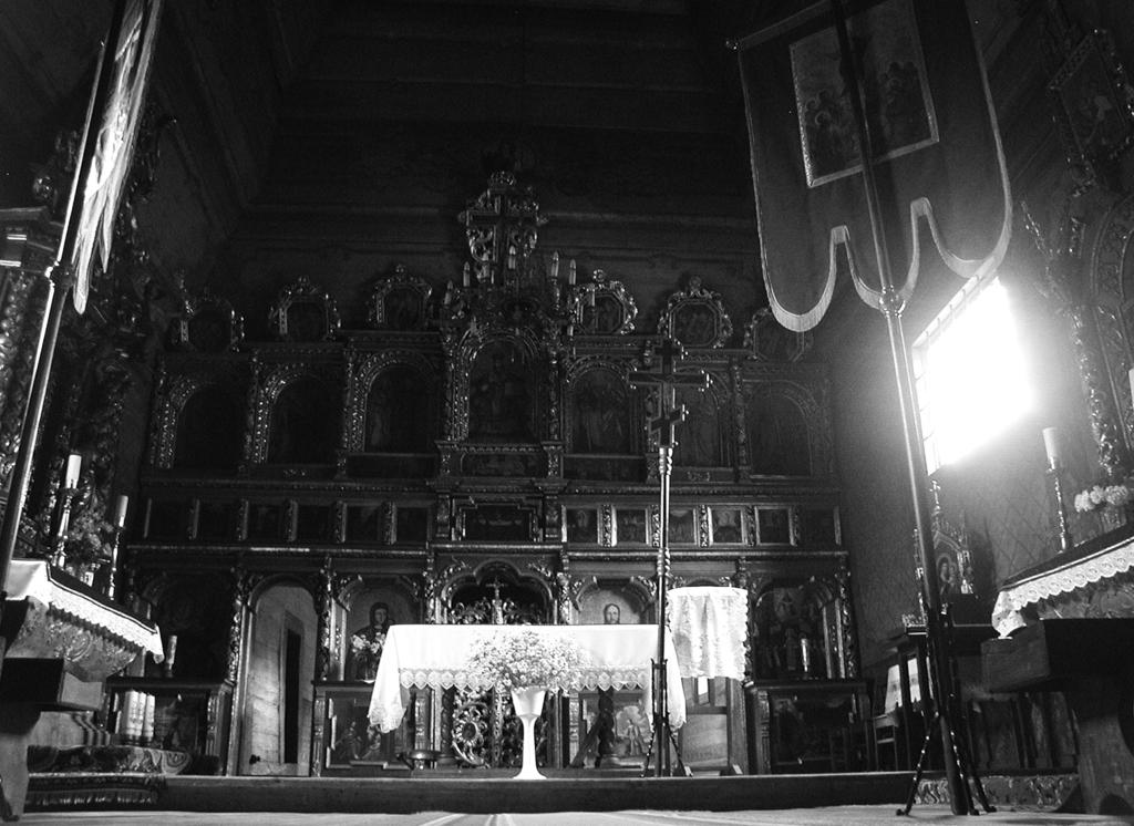Jerzy Uścinowicz Fot. 1. Drewniana cerkiew Opieki Matki Bożej w Owczarach. Widok wnętrza z ikonostasem. Fot. J. Uścinowicz, 2008.