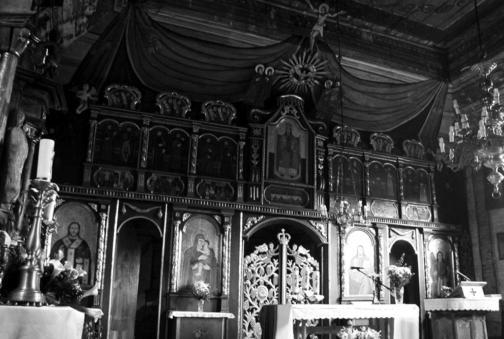 Jerzy Uścinowicz Fot. 3. Drewniana cerkiew Św. Michała Archanioła w Polanach. Widok wnętrza z ikonostasem i ołtarzem posoborowym. Fot. J. Uścinowicz, 2008.