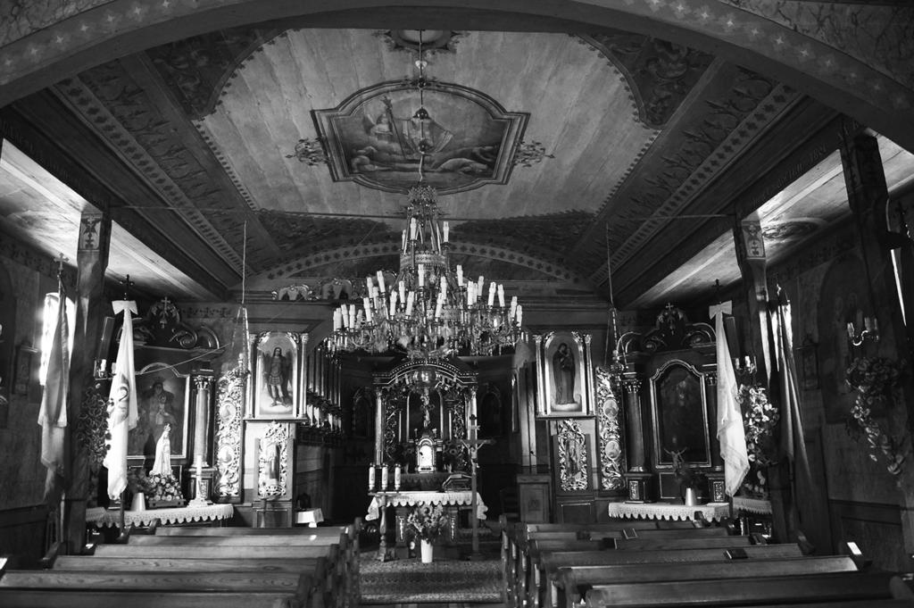 Typologia konwersji świątyń łemkowskich po akcji Wisła Fot. 9. Drewniana cerkiew Św. Michała Archanioła w Brzeżawie. Widok wnętrza z otwartym prezbiterium i podzielonym ikonostasem. Fot. J.