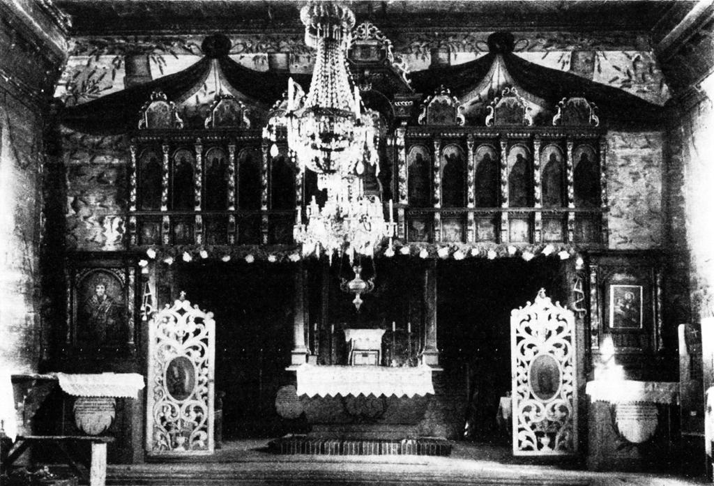 Typologia konwersji świątyń łemkowskich po akcji Wisła Fot. 12. Drewniana cerkiew w Stawiszy. Widok wnętrza po częściowym demontażu ikonostasu. Fot. archiwum, autor nieznany.
