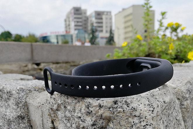 Niestety jest też i druga strona medalu, mianowicie szkło pokrywające front korpusu jest bardziej narażone na uszkodzenia mechaniczne, niż w przypadku Mi Band 2.