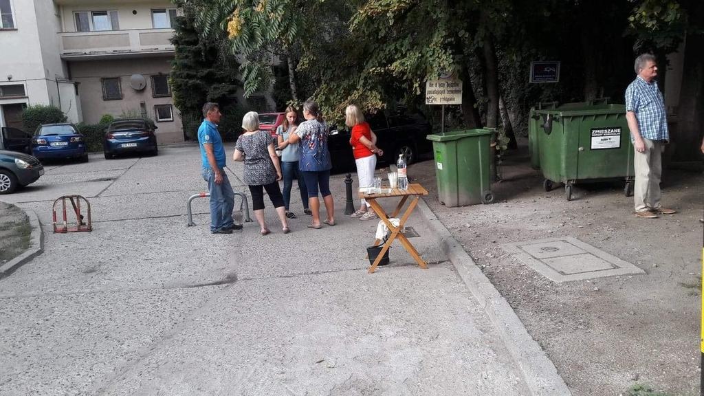 11. Podwórko Biskupia/Wita Stwosza/Krawiecka a) Informacje o podwórku Podwórko wymaga rewitalizacji. We wnętrzu podwórzowym nie ma osłony śmietnikowej. Płyty chodnikowe są nierówne.