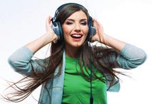 Podkreśl zdanie pasujące do zdjęcia. A. Mia mag Sport. A. Ben mag Jazz. A. Lena spielt gern Tennis. A. Jonas surft gern im B. Mia mag Musik. B. Ben mag Kino. B. Lena surft gern im Internet.