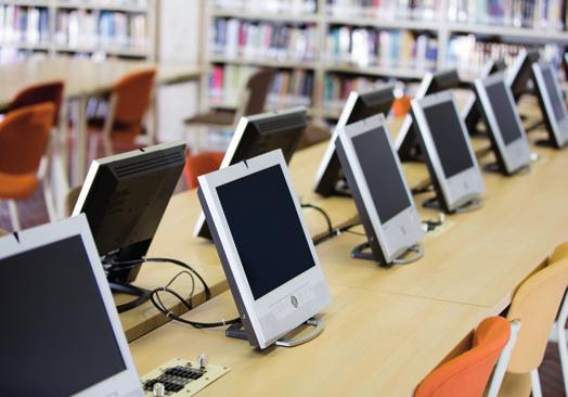 MEIN TEST Mein Test Rozumiem ze słuchu 6 Zadanie. Po dwukrotnym wysłuchaniu wypowiedzi wybierz właściwą odpowiedź (A C). Posłuchaj nagrania docwiczenia.pl Kod: D7QBNX / 5.. Wie alt ist Moritz? A. B.
