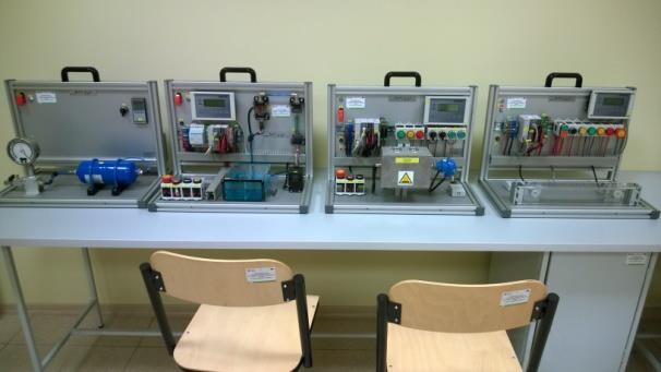 symulacją procesów przemysłowych i pracą robotów w manipulacji, magazynowaniu, transporcie i paletyzowanie wyrobu.