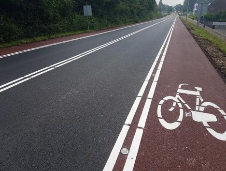Almere Odzielenie pasa ruchu Pas ruchu samochodowego i ścieżka rowerowa, które biegną równolegle do siebie,