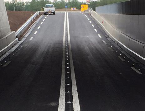 gdy kontrast światła dziennego i światła sztucznego jest wysoki.