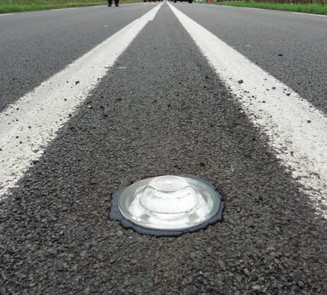 Znaczącą rolę odgrywają tu punktowe element odblaskowe ze szkła hartowanego oraz aktywne punktowe elementy