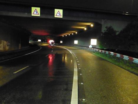 Zastosowanie punktowych elementów odblaskowych jest wystarczające ponadto znacznie zmniejsza koszty i oszczędza dużo energii.