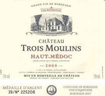 Zasadnicze informacje, które możemy odczytać z etykiety to: nazwa winnicy (Château Trois Moulins), rocznik wina (2005), nazwa regionu (Haut-Medoc), informacja o klasyfikacji (Appellation Haut-Medoc