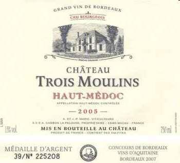 Zasadnicze informacje, które możemy odczytać z etykiety to: nazwa winnicy (Château Trois Moulins), rocznik wina (2005), nazwa regionu (Haut-Medoc), informacja o klasyfikacji (Appellation Haut-Medoc