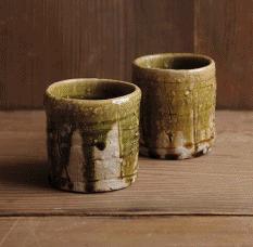 Strona23 Il. 11. Czarka do herbaty typu yunomi ( 湯呑 ), Hattori Yasumi 服部泰美. Zdjęcie cyt. za: Yasumi Hattori Official Site http://potter.p1.bindsite.jp/index.html (dostęp: 7.08.2018). Il. 12.