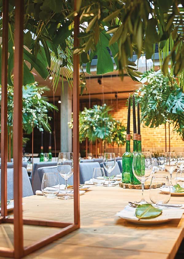 CZTERY POZIOMY 1. POZIOM RESTAURACYJNY Na poziomie -1 poza zjedzeniem pysznego obiadu czy też kolacji, nasi Goście mogą się zrelaksować przy dźwiękach fortepianu i kieliszku dobrego wina.