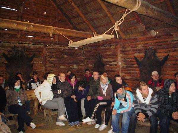 Dojechaliśmy tam na godzinę 9:00 i pierwsze co zwiedziliśmy to starą chatę.