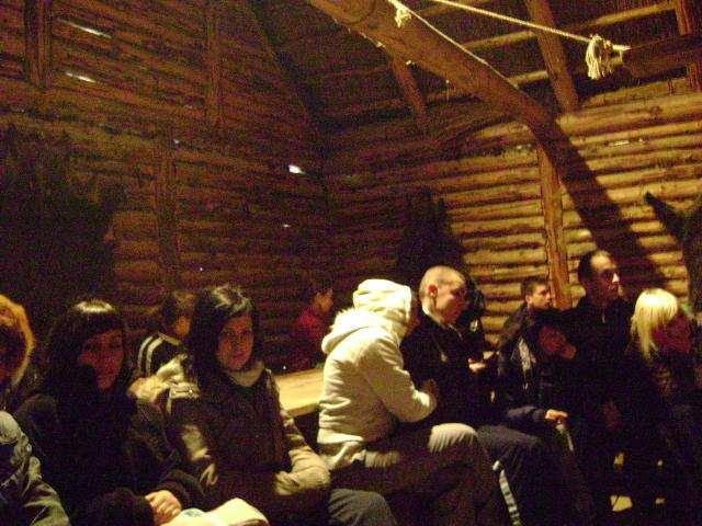 dawnych czasach, pokazywać przedmioty wtedy wykorzystywane i przebierać naszych kolegów w tamtejsze stroje,