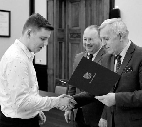 Oświata / Sport / Kultura Zdolni uczniowie, docenieni twórcy kultury W Powiatowej Olimpiadzie Dzieci i Młodzieży regularnymi rozgrywkami sportowymi objętych jest ponad 4 tys. młodych sportowców.