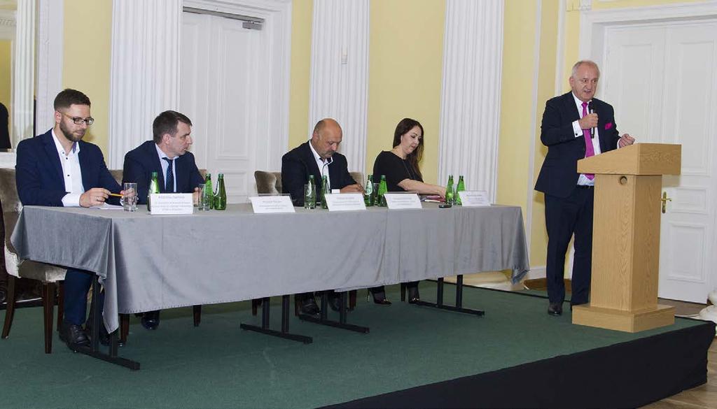 AKTUALNOŚCI Od lewej: Pan Radosław Niemirski - przedstawiciel Krajowego Ośrodka Wsparcia Rolnictwa, Pan Wojciech Pacyna, - ambasador kampanii, Pan Grzegorz Majchrzak, - ambasador kampanii, Pani