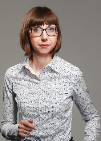 Karierę zawodową rozpoczęła w międzynarodowej firmie doradczej Ernst & Young. Przez dziesięć lat była analitykiem spółek giełdowych w międzynarodowych biurach maklerskich.