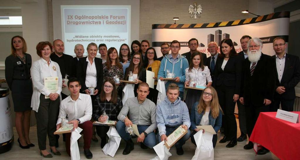 Finaliści konkursu z opiekunami, członkowie Jury,