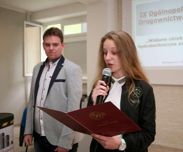 Wielkiego, Kujawsko-Pomorską Szkołę Wyższą. U góry i po prawej Magdalena Popielewska. Powyżej Adam Michniewicz, Julia Jóźwik.