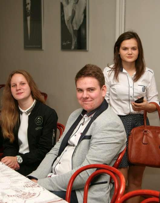 Joanna Banasiak, Beata Startek; Poniżej: Natalia Jakubek (kl.