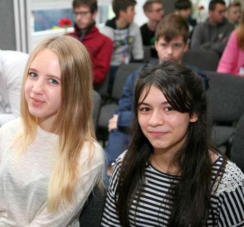 Na wspólnej fotografii finaliści konkursu i ich opiekunowie oraz goście Forum Ze szczególną serdecznością byli witani finaliści (dziewięciu uczniów) i ich opiekunowie z siedmiu szkół, z